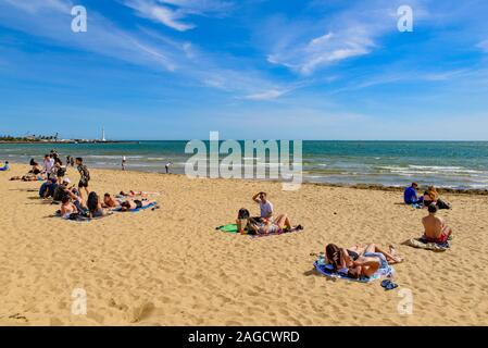 Per coloro che godono di prendere il sole presso la spiaggia di St Kilda, la spiaggia più famosa di Melbourne, Australia Foto Stock