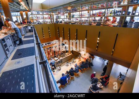 Chicago, Stati Uniti d'America. Il 18 dicembre 2019. Vista generale del recentemente aperto Roastery Chicago, più grandi del mondo di Starbucks sulla Michigan Avenue. Il caffè più rari che la società fornisce sono in offerta in una riserva di Starbucks Roastery che su quattro piani, presenta la storia del caffè dal bean to cup, un panificio italiano, un caffè esperienziale bar e un caffè ispirato cocktail bar. Credito: Stephen Chung / Alamy Live News Foto Stock