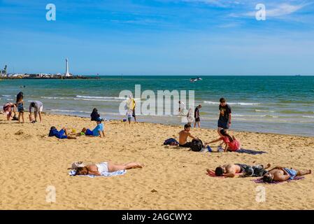 Per coloro che godono di prendere il sole presso la spiaggia di St Kilda, la spiaggia più famosa di Melbourne, Australia Foto Stock
