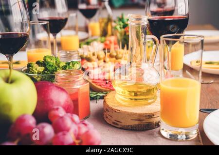 Diversi di cibo, con bevande sul tavolo al banchetto di famiglia Foto Stock