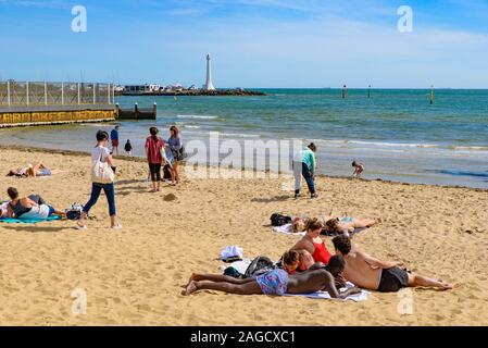 Per coloro che godono di prendere il sole presso la spiaggia di St Kilda, la spiaggia più famosa di Melbourne, Australia Foto Stock