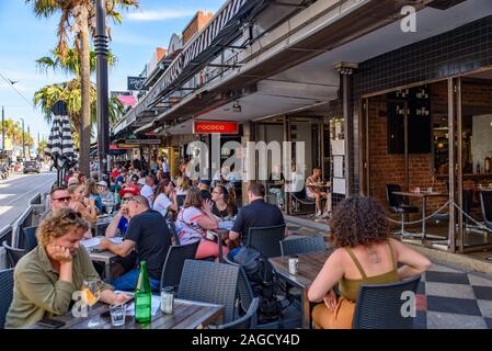 Per coloro che godono di cibo e bevande a posti all'aperto presso il St Kilda, Melbourne, Australia Foto Stock