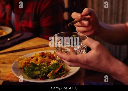 LOS ANGELES, Stati Uniti - Sep 03, 2017: Vino e cena di erbaccia: un estate fresca aragosta pasta con il vino bianco e la cannabis. Foto Stock