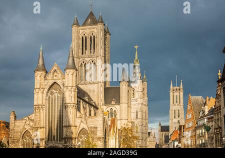 La città di Gand centro storico con la cattedrale di San Nicola facciata e campanile Saint Bavo in background, Regione fiamminga, Belgio Foto Stock