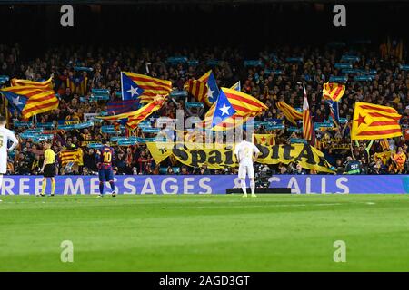 Barcellona, Spagna. Xviii Dicembre, 2019. Barcellona, 18-12-2019. LaLiga 2019/ 2020, la data del 10. Barcelona-Real Madrid. Indipendenza bandiere di Catalogna Credito: Pro scatti/Alamy Live News Foto Stock
