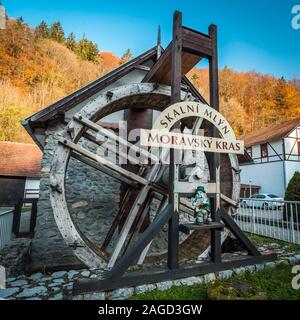 Carso Moravo, Repubblica Ceca - 29 Ottobre 2019 - Watermill Skalni Mlyn nel Carso Moravo o in ceco Moravsky Kras. Cancello per bellissime grotte e Foto Stock