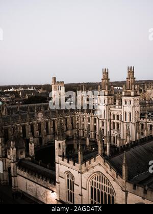 In bianco e nero e di Pentecoste paesaggio di Oxford, tutte le anime College, di notte, Università di Oxford, Oxfordshire, England, Regno Unito, GB. Foto Stock