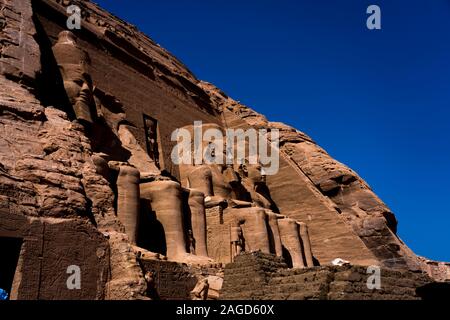 Novembre 14, 2019 - Abu Simbel Egitto - Abu Simbel, sito di due templi costruiti dai re egizio Ramses II (regnò 1279-13 BCE), che ora si trova in Aswān muḥāfaẓah (Governatorato), Egitto meridionale Foto Stock