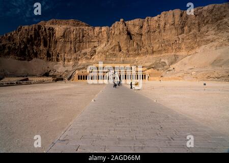 Novembre 18, 2019, la Valle dei Re, Egitto, mortuaria Tempio di Hatshepsut costruito per la XVIII dinastia faraone Hatshepsut si trova a Deir el-Bahari vicino alla Valle dei Re Foto Stock