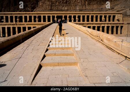 Novembre 18, 2019, la Valle dei Re, Egitto, mortuaria Tempio di Hatshepsut costruito per la XVIII dinastia faraone Hatshepsut si trova a Deir el-Bahari vicino alla Valle dei Re Foto Stock