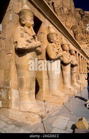 Novembre 18, 2019, la Valle dei Re, Egitto, mortuaria Tempio di Hatshepsut costruito per la XVIII dinastia faraone Hatshepsut si trova a Deir el-Bahari vicino alla Valle dei Re Foto Stock