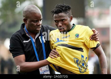 Kampala, Uganda. 17 dic 2019. Tanzania giocatore riceve il trattamento dopo aver avvolto. Uganda Tanzania v, Semi-Final, Senior CECAFA Challenge Cup 2019. Star volte Stadium a Lugogo. Credito: XtraTimeSports (Darren McKinstry) / Alamy. Foto Stock