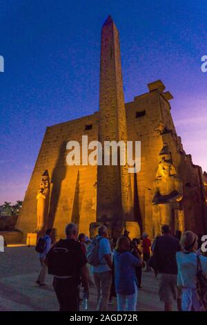 Novembre 17, 2019, Luxor, Egitto - Tempio di Luxor si trova sulla riva est del fiume Nilo in città oggi conosciuta come Luxor (antica Tebe) ed è stato costruito circa 1400 BCE Foto Stock