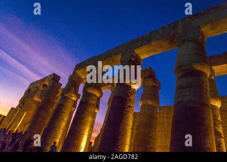 Novembre 17, 2019, Luxor, Egitto - Tempio di Luxor si trova sulla riva est del fiume Nilo in città oggi conosciuta come Luxor (antica Tebe) ed è stato costruito circa 1400 BCE Foto Stock