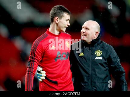 Il Manchester United portiere Matej Kovar (sinistra) con portiere coach Richard Hartis (a destra) durante il warm-up prima che il Carabao Cup quarti di finale corrispondono a Old Trafford, Manchester. Foto Stock