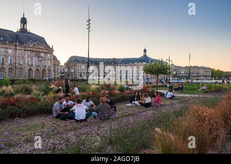 Passeggiata lungo il fiume Garrone con giovani appendere fuori al tramonto, città di Bordeaux, Francia Foto Stock