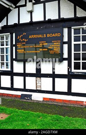 L'uccello elettronico schermo degli arrivi sulla parete della Royal Society per la protezione degli uccelli centro in Fairhaven Lago,Lytham, Lancashire Foto Stock