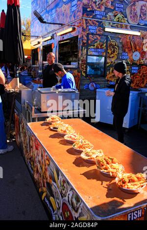 Selezione di cibi fritti sul display dal menu di un cibo carrello presso la storica quarta strada del mercato di Tucson, AZ Foto Stock