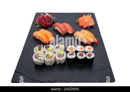 Ripresa ad alta angolazione di diversi sushi roll su un nero vassoio isolato su sfondo bianco Foto Stock