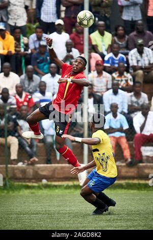 Kampala, Uganda. 17 dic 2019. Paolo Willa (15, Uganda) salta per l'intestazione. Uganda Tanzania v, Semi-Final, Senior CECAFA Challenge Cup 2019. Star volte Stadium a Lugogo. Credito: XtraTimeSports (Darren McKinstry) / Alamy. Foto Stock