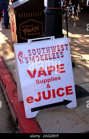 Vape forniture e ejuice sign-board sul marciapiede della quarta Ave in Tucson, AZ Foto Stock