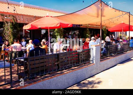 Le persone che si godono il caldo sole di caduta mentre essi cenare al fresco presso un ristorante sulla quarta Ave in Tucson, AZ Foto Stock