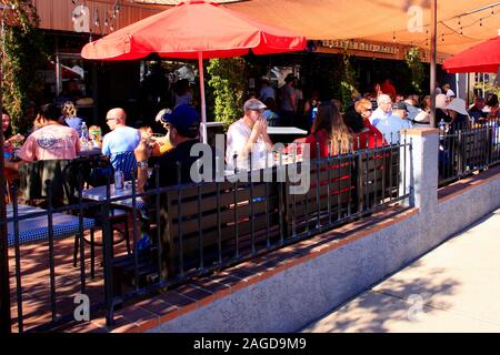 Le persone che si godono il caldo sole di caduta mentre essi cenare al fresco presso un ristorante sulla quarta Ave in Tucson, AZ Foto Stock