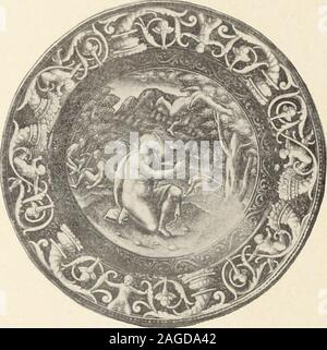 . Objets d'art et de haute curiosité de l'antiquité, du Moyen Age et de la Renaissance. N 214. - 44 présente une scène de lHistoire de Mcdée. Marli à rinceaux et amours. Aurevers, Onu écusson armorié, entouré de deux figure mythologiques et detrois médaillons contenant diverses composizioni. Diam., 20 cent. 219 - Assiette en émail peint en grisaille, avec tonnellate de chair, par PierreReymond. Limoges, xvi^ siècle. Elle présente une scène de lhistoire deMédce. Marli à rinceaux et amours. Au revers, Onu écusson armorié dans uncartouche décoré de le figure. Diam., 20 cent.. N. 217. 220 - Assiette en émai Foto Stock