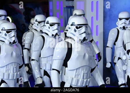 Londra, Regno Unito. Xviii Dicembre, 2019. Stormtroopers frequentare Star Wars, Il sorgere di Skywalker premiere, il nono episodio di Star Wars, Cineworld a Leicester Square, London, Regno Unito - 18 dicembre 2019 Credit: Nils Jorgensen/Alamy Live News Foto Stock