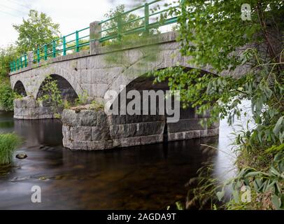 Vecchio ponte di pietra a Forsa, vicino a Hudiksvall, Svezia Foto Stock