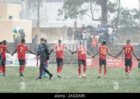 Kampala, Uganda. 17 dic 2019. Sotto una pioggia torrenziale, Uganda ai giocatori di prendere il tempo per ringraziare i fan dopo la loro vittoria di 1-0. Uganda Tanzania v, Semi-Final, Senior CECAFA Challenge Cup 2019. Star volte Stadium a Lugogo. Credito: XtraTimeSports (Darren McKinstry) / Alamy. Foto Stock