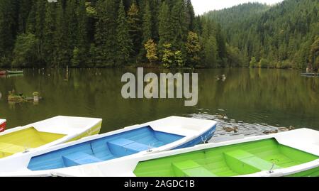 Famoso Lago Rosso con barche colorate vicino al molo a mancanza Rosu, Romania Foto Stock