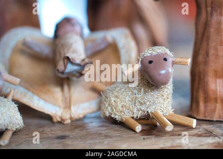 Primo piano di belle piccole figure natalizie che dimostrano la nascita Del Cristo Foto Stock