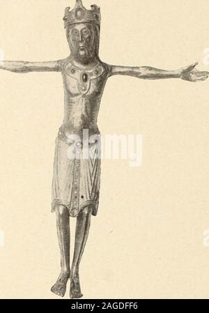 . Objets d'art et de haute curiosité de l'antiquité, du Moyen Age et de la Renaissance. onté à charnières, surmonté dune croix. Sa déco-razione consiste en médaillons circulaires, renfermant des rosoni réservéessur fond démail, alternant avec dautres médaillons en forme décussonsoffrant des freccette et des pals. Sur le couvercle, quatre écussons bandés oupaies, alternant avec des rinceaux réservés. Limoges, xiif^ siècle. Haut, 11 cent. 148 - Pyxide, champlevé cuivre et émaillé. Cylindrique, à couvercle coniqueterminé par une croix, elle est décorée de médaillons circulaires ren-fermant des cr Foto Stock