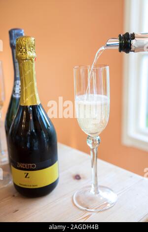 Close up champagne essendo versata nel bicchiere Foto Stock