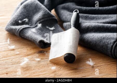 Adesivo rullo di panno pieno di polvere dopo aver usato per pulire il panno Foto Stock