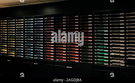 Colori coordinati camera di deposito in un ufficio Foto Stock