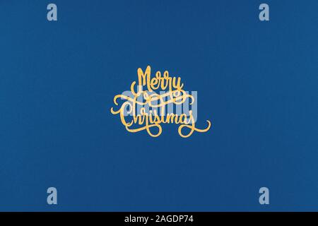 Pulito, semplice ed elegante biglietto di auguri di Natale con formulazione di Natale, ideale per la stagione delle feste aziendali schede formale, orizzontale con il classico sfondo blu Foto Stock