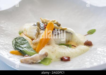 Delizioso piatto di cena a base di frutti di mare e diversi tipi di frutta e verdura esotiche Foto Stock