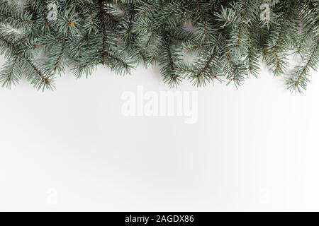 Telaio di natale con rami di abete su sfondo bianco. Felice anno nuovo. Spazio per il testo. Concetto di inverno. Biglietto di auguri. Copia di spazio modello. Foto Stock