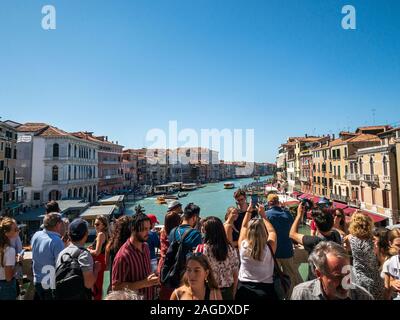 Ponte di Rialto che si affacciano sul Canal Grande con la folla di turisti, VENEZIA, Italia Foto Stock