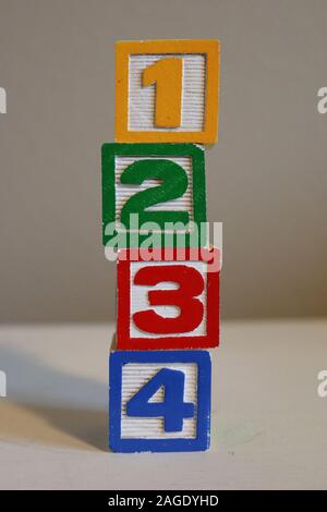 1234 in legno colorato blocchi giocattolo Foto Stock