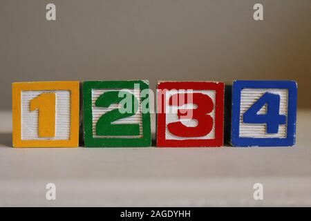 1234 in legno colorato blocchi giocattolo Foto Stock