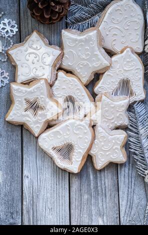 Natale tagliare fuori i cookie decorate con glassa reale sul tavolo di legno Foto Stock