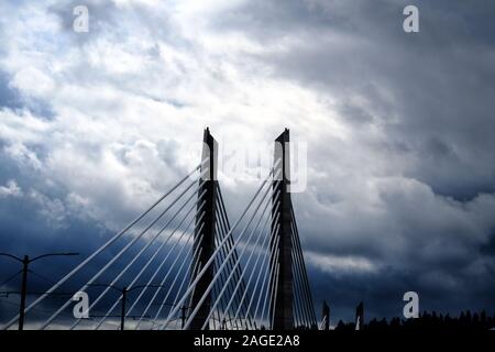 PORTLAND, STATI UNITI - Sep 20, 2019: le colonne e i cavi di un ponte sotto il bel nuvole nel cielo Foto Stock