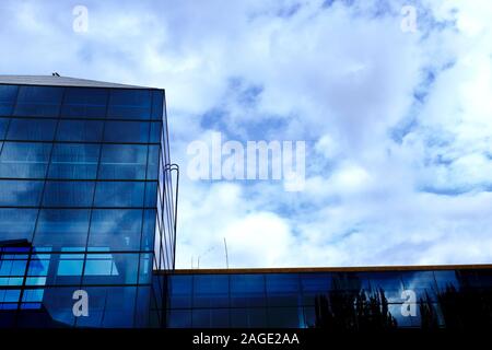 PORTLAND, STATI UNITI - Sep 20, 2019: una bassa angolazione del bellissimo palazzo di vetro sotto il bel cielo azzurro Foto Stock