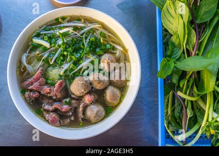 Vista aerea foto di carni bovine Pho noodles servita con verdure Foto Stock