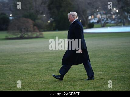 Washington, DC, Stati Uniti d'America. Xviii Dicembre, 2019. Stati Uniti Presidente Donald Trump lascia la Casa Bianca di Washington, DC Dic. 18, 2019. Il Democrat-led U.S. La camera dei rappresentanti ha votato il mercoledì per approvare l'impeachment contro Donald Trump. Credito: Liu Jie/Xinhua/Alamy Live News Foto Stock