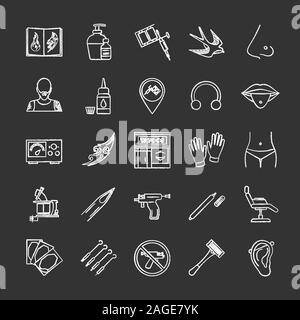 Tattoo studio chalk set di icone. Servizio di perforazione. Tatuaggio schizzi, gli strumenti e le attrezzature. Vettore isolato illustrazioni della lavagna Illustrazione Vettoriale