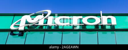 Dic 14, 2019 San Jose / CA / STATI UNITI D'AMERICA - Chiusura del logo Micron presso la loro sede nella Silicon Valley; Micron Technology, Inc. è un produttore americano di Foto Stock